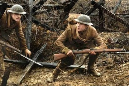 Dean-Charles Chapman (izquierda de la imagen) y George MacKay protagonizan «1917».