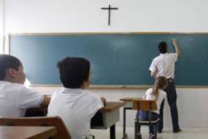 Hay entidades que usan distintos trucos para dificultar o esconder la clase de religión confesional en las escuelas de Cataluña