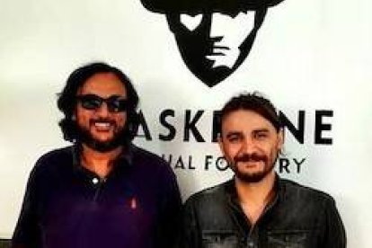 José María Zavala (izquierda de la foto), junto a Javier de la Cruz, autor de la banda sonora de las dos películas del director madrileño sobre el Padre Pío.