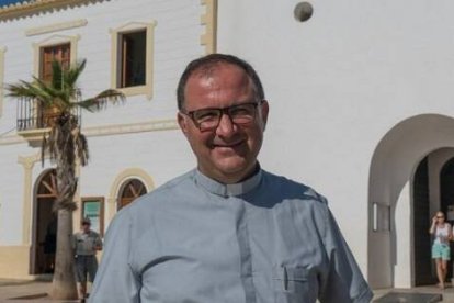 El padre Miguel Ángel, párroco de Formentera, en una foto junto a Sant Francesc antes del confinamiento -durante la cuarentena se ha dejado barba