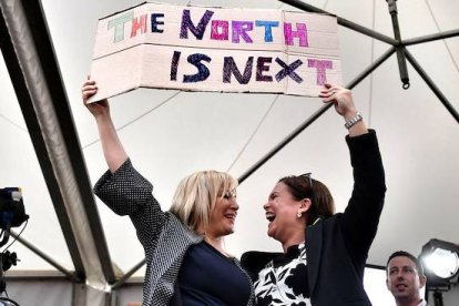 Michelle O’Neill (izquierda de la foto) y Mary Lou McDonald, líderes del Sinn Féin, celebraron la aprobación del aborto en Irlanda en 2018 con una promesa que han cumplido: «Lo próximo, el Norte».