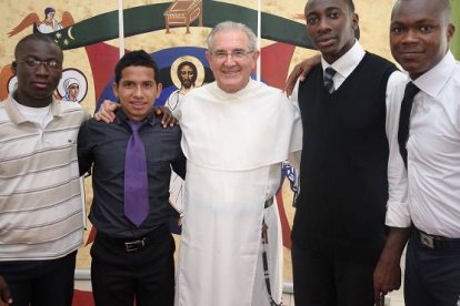 Martínez Puche, con seminaristas del Redemptoris Mater de Costa de Marfil, donde fue cuatro años director espirituaol