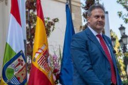 Luis Cacho, consejero de educación de La Rioja - su departamento dice que cualquier actividad que decida un colegio, incluso de sexo controvertido, es obligatoria para todos