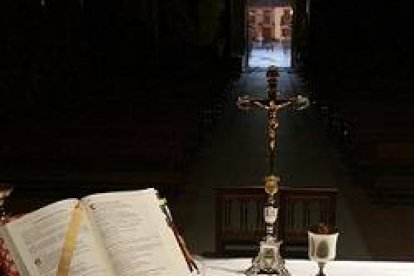 Así se veía la parroquia de Colmenar del Arroyo este domingo, en su misa sin feligreses, pero con la puerta abierta