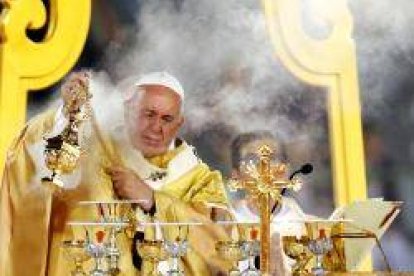 El Papa en su misa en Bangkok... en Tailandia hay mucha afición al color dorado en el culto
