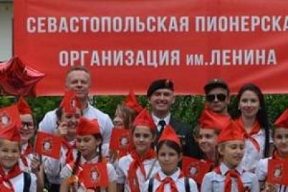 Pioneros de Sebastopol con su pancarta del abuelito Lenin -como le llamaban en las escuelas- y la idea de que el Partido sabe más que papá y mamá