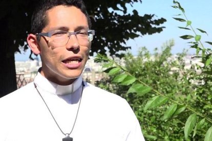 Mustapha, criado como musulmán, se convirtió pese a la oposición de su familia, y ahora es sacerdote en Francia