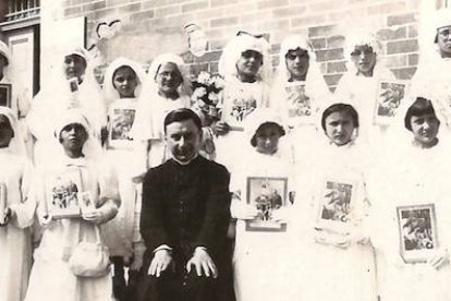 Don Tiso, junto con un grupo de niñas de Primera Comunión.