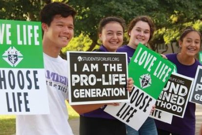 Jóvenes provida de Hawaii con carteles a favor de la vida