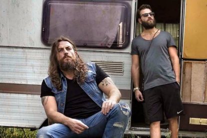 Mirko Frezza, en primer plano en una escena de la serie policiaca de la RAI «Rocco Schiavone», donde interpreta a Furio, un hombre que vive al margen de la ley.