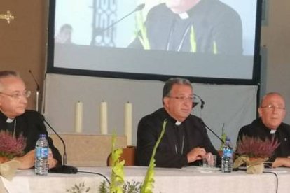 El obispo Ginés presentó junto a su auxiliar José Rico (izda.)  y José María Avendaño (dcha.) el Nuevo Plan de Evangelización