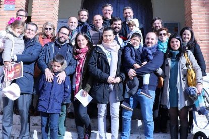 Foto tras la consagración del equipo que forma ReL, junto a sus familias, y algunos colaboradores y patronos