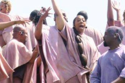 Kanye West con su coro, en uno de los encuentros de oración cantada al aire libre... el disco va a acompañar a una película musical con esos materiales