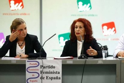 A la derecha, Lidia Falcón, del Partido Feminista, integrado en IU desde 2015, ahora expulsado por no aceptar la ideología transgénero
