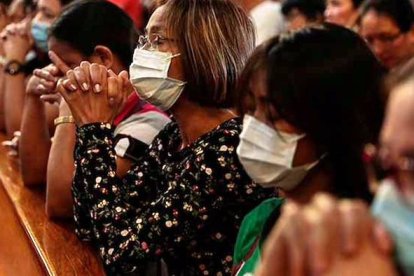 Si la Virgen María es siempre el puerto de refugio de los cristianos ante toda adversidad y enfermedad, tanto más cuanto es masiva, grave y difícilmente controlable.