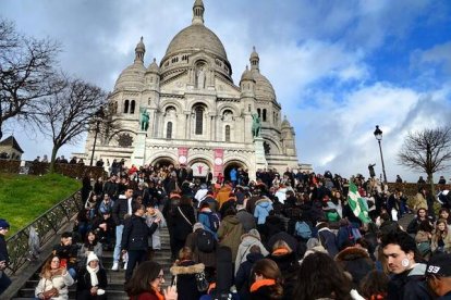 Peregrinos ante la basílica del Sacre Coeur, en Montmartre. Foto: Archidiócesis de París.