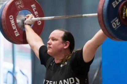 Laurel Hubbard levanta pesas... con sus huesos masculinos, sus pulmones masculinos, su corazón masculino, y un ligero recorte de testosterona