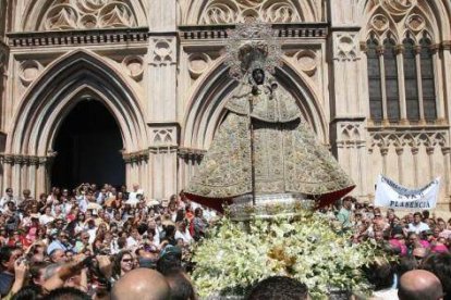 En la foto, un encuentro con la Virgen de Guadalupe, patrona de Extremadura, antes de la pandemia de coronavirus