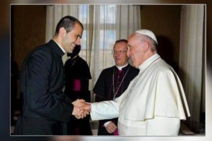 Fabio Salerno, italiano que ha trabajado en Indonesia y Estrasburgo, es el nuevo secretario del Papa -aquí se le ve saludando al Pontífice