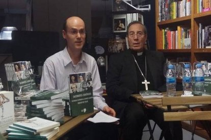 Monseñor Francisco Pérez, arzobispo de Pamplona, acompañó al doctor ingeniero Ignacio del Villar en la presentación de «Sacerdotes y científicos».