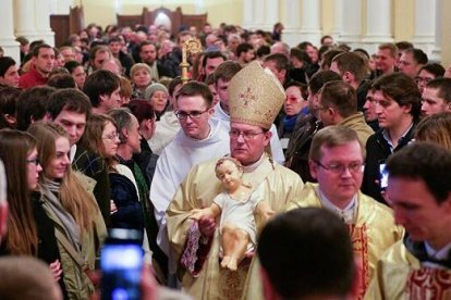En esta foto navideña, fray Nikolay Dubinin -revestido, con gafas, precede al arzobispo Pezzi, a quien ayudará como obispo auxiliar