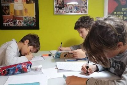 Millones de niños están en sus casas, sin clases presenciales, un auténtico reto para los padres