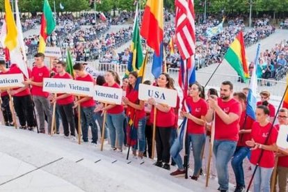 Jóvenes con banderas en el Festival Venid y ved de Medjugorje 2020