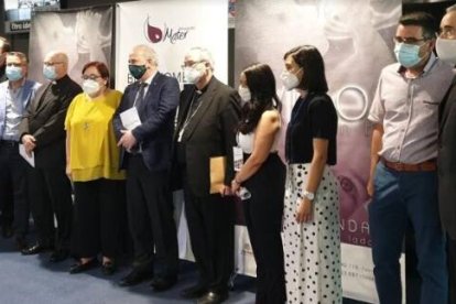 El arzobispo de Toledo, Francisco Cerro, con Esperanza Puente, los promotores de la película en España y la ayuda a embarazadas de Cáritas Toledo