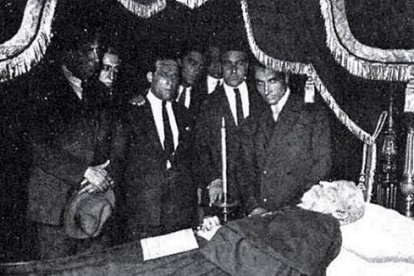 10 de junio de 1926, muere Antonio Gaudí, rodeado de sus colaboradores, después de recibir los últimos ritos, atropellado por un tranvía