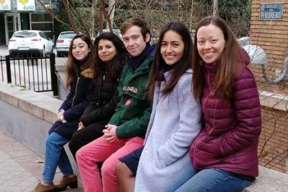 Los jóvenes rescatadores informan a las mujeres sobre las alternativas y ofrecen la ayuda que puedan necesitar