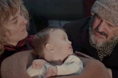 En la película Pan del Cielo, unos mendigos encuentran un bebé... pero resulta que, misteriosamente, mucha gente no es capaz de verlo