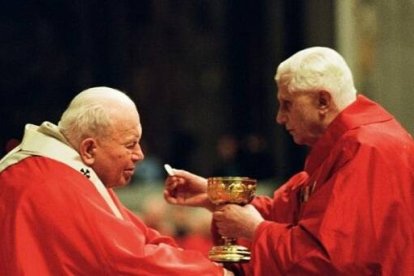 El entonces cardenal Ratzinger, luego Benedicto XVI, dando la comunión a Juan Pablo II, ya enfermó
