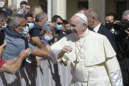 El Papa celebró la audiencia en el patio de San Dámaso con una presencia limitada de fieles / Fotos- Vatican Media