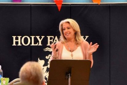 Kendra, durante una de sus charlas motivadoras para la conversión a Dios por la aceptación de su plan para cada uno de nosotros.