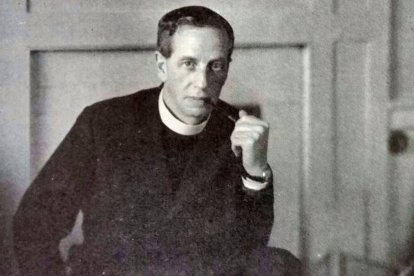 Ronald Knox, con su característica pipa, en una foto tomada en The Old Palace, sede de la capellanía católica de la Universidad de Oxford.