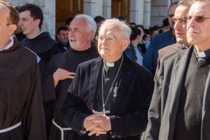 Monseñor Hoser, junto a los franciscanos en una de las primeras visitas que hizo a Medjugorje