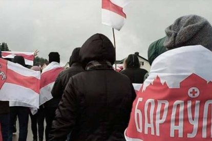 Participantes en las marchas vecinales de protesta en Bielorrusia... muchos dicen que van a la iglesia a rezar, y es verdad...