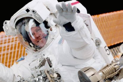 Tom Jones en el exterior de la Estación Espacial Internacional durante el segundo de sus tres paseos espaciales en febrero de 2001 / NASA