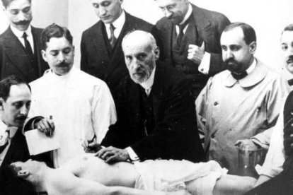 Ramón y Cajal con sus discípulos en una disección en 1915... hasta 1920 no se inauguraría su laboratorio, hoy Instituto Cajal