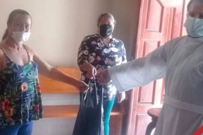 Un clérigo entrega lotes de comida en San Juan de los Lagos, México, a través del programa DonaDespensas.mx