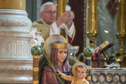 Misa en septiembre por la Virgen de Walsingham, en Londres... ahora, en noviembre, se prohíbe el culto con asistencia de fieles en Francia e Inglaterra; en Gales ya estaba suspendido