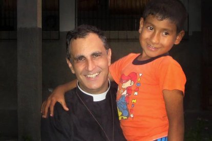 El padre Doñoro vive entregado a los "niños crucificados", pequeños que llegan a su Hogar Nazaret en el Amazonas con historias durísimas.