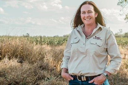 Mary O Brien trabaja por prevenir depresión y suicidio entre los hombres de campo - en su camisa, el emblema del granjero con tractor enfangado