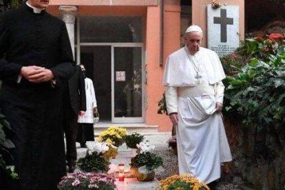 El Papa Francisco en este lunes de Fieles Difuntos en el Cementerio Teutónico del Vaticano, con el rector del Colegio Teutónico