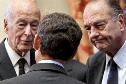 Valéry Giscard d'Estaing (izquierda de la foto) conversa con Jacques Chirac (derecha) y Nicolas Sarkozy (de espaldas). Foto: AFP.
