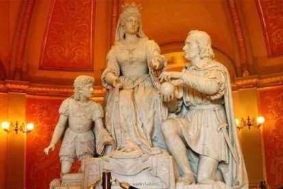 Isabel la Católica y Colón en la estatua retirada del capitolio de California en 2020