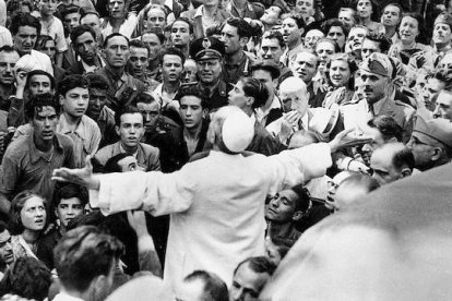 Una de las más célebres imágenes de Pío XII, el 15 de octubre de 1943, tras un bombardeo aliado sobre la ciudad. Una de las grandes inquietudes del Papa Eugenio Pacelli, romano, fue salva la Urbe de la destrucción.