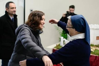 Isabel Díaz Ayuso saluda efusivamente a una religiosa en una imagen de archivo