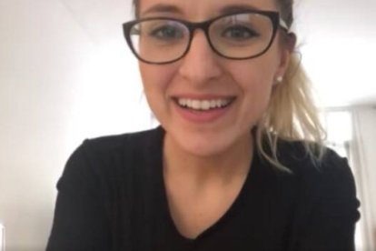 Athenas, una de las profesoras y acompañantes del reality, animando a los candidatos a participantes