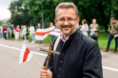 El sacerdote bielorruso Viacheslav Barok, fotografiado al empezar las protestas de verano - ahora el régimen de Lukashenko le ha encarcelado